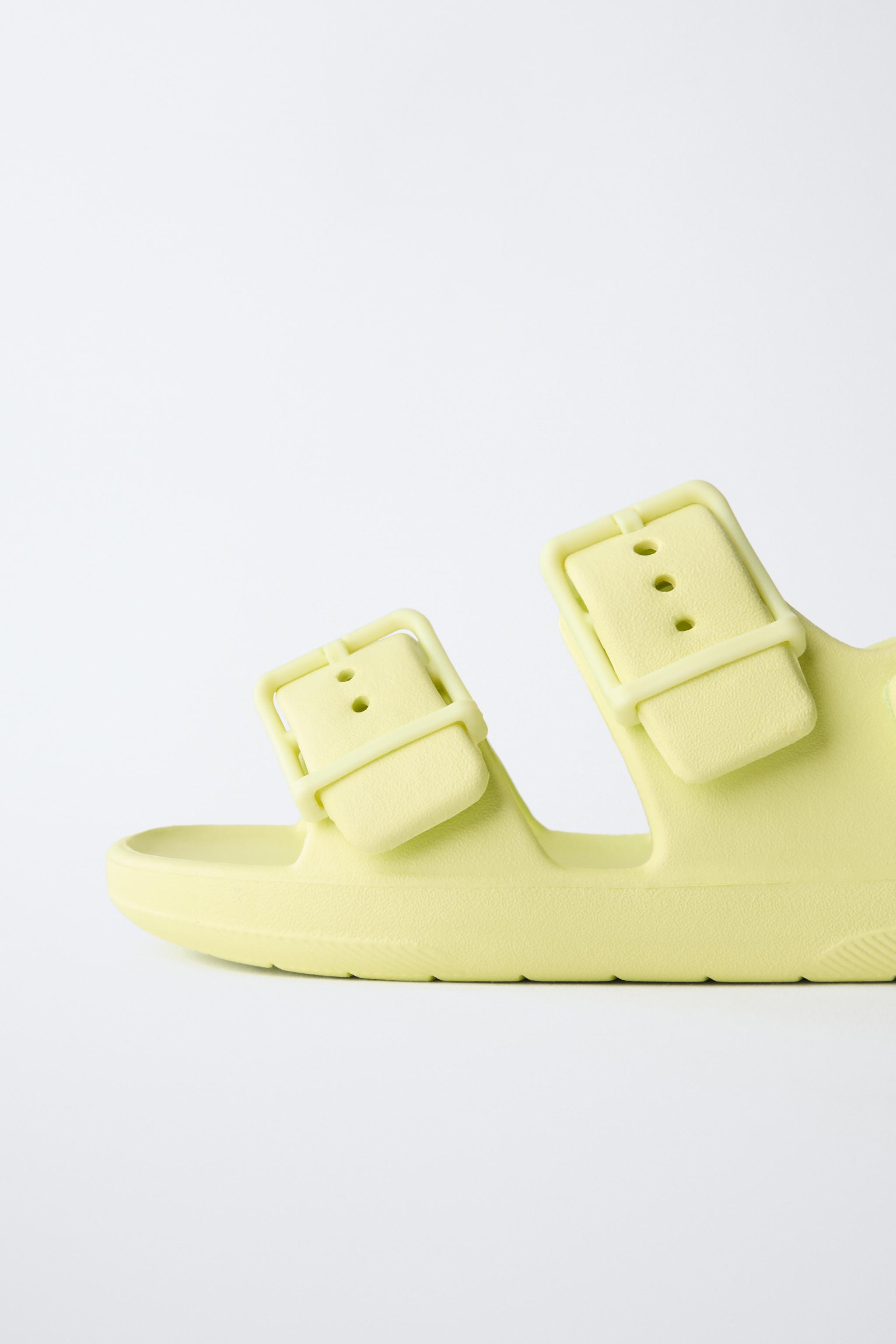 RUBBERIZED BUCKLED SANDALS
